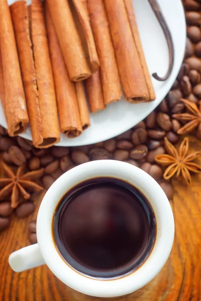 Fresh aroma coffee in the white cup, coffee and cinnamon — Stock Photo, Image