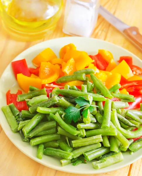 Verdure fresche crude nel piatto verde — Foto Stock