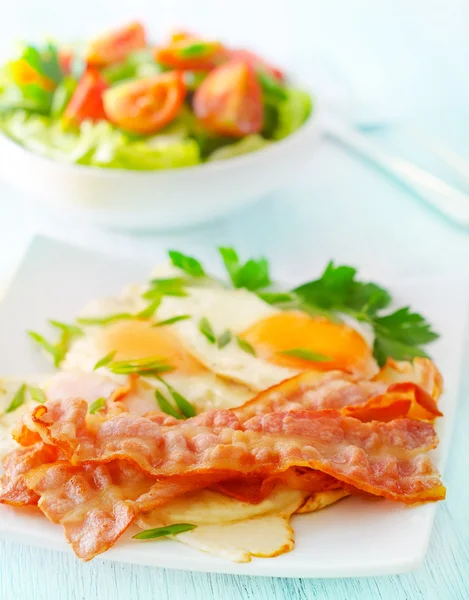 Café da manhã, bakon com salada e ovos — Fotografia de Stock