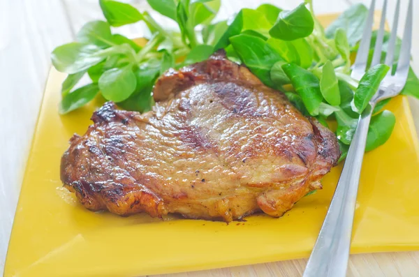 Steak auf dem Teller — Stockfoto