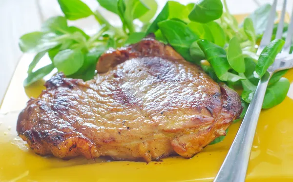 Steak auf dem Teller — Stockfoto