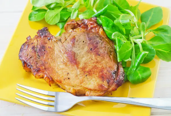 Steak auf dem Teller — Stockfoto