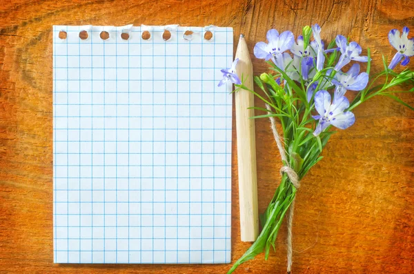 Note and flowers — Stock Photo, Image