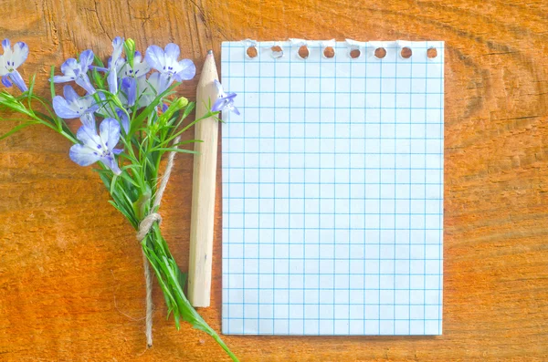 Note und Blumen — Stockfoto