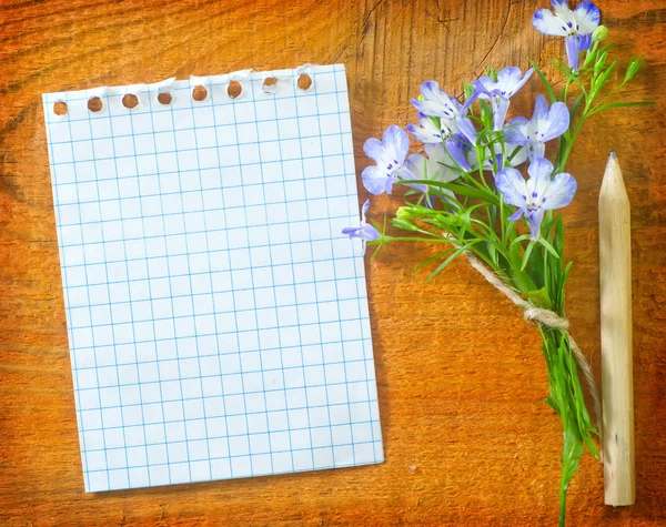 Note and flowers — Stock Photo, Image
