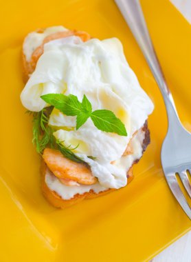 bütün tahıl ekmeği ile lezzetli haşlanmış yumurta yakın çekim