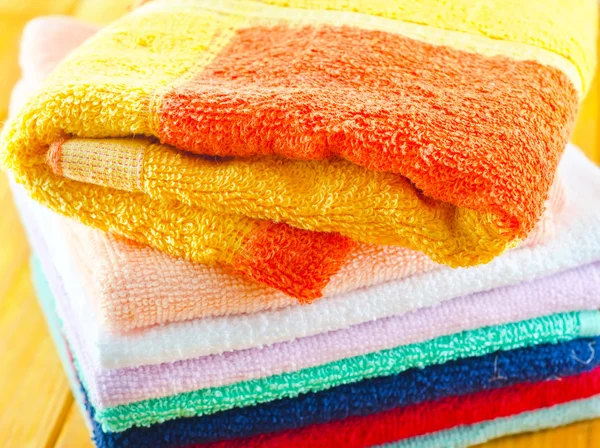 Цветные полотенца — стоковое фото