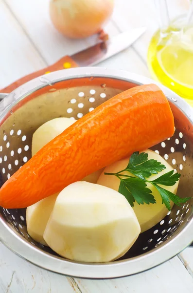 Rohe Kartoffeln und Karotten in der Metallschüssel — Stockfoto