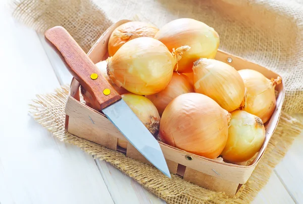 Onion with knife — Stock Photo, Image