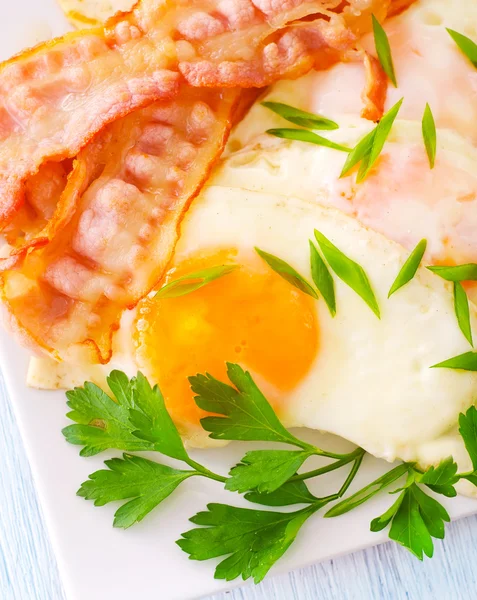 Fried eggs on a plate — Stock Photo, Image