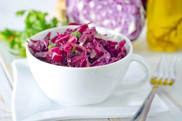 Салат с голубой капустой — стоковое фото