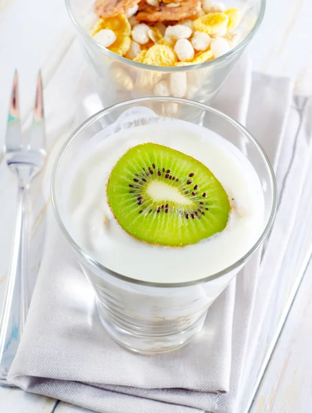 Frischer Joghurt und Müsli im Glas — Stockfoto