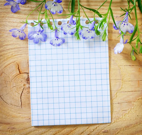 Note and flowers — Stock Photo, Image