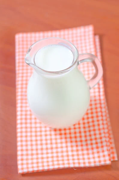 Milch im Glas — Stockfoto