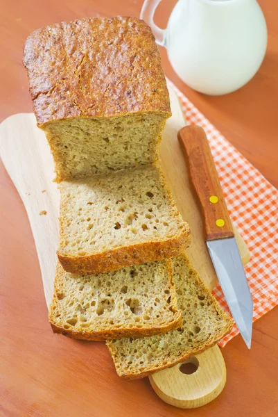 Pão em uma tábua de madeira — Fotografia de Stock