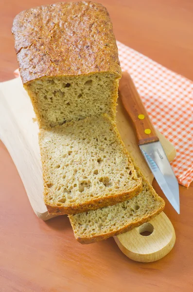 Хлеб на деревянной доске — стоковое фото