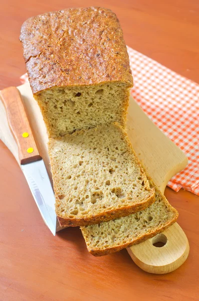 Brot auf einem Holzbrett — Stockfoto
