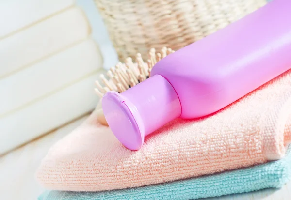 Color towels and shampoo — Stock Photo, Image