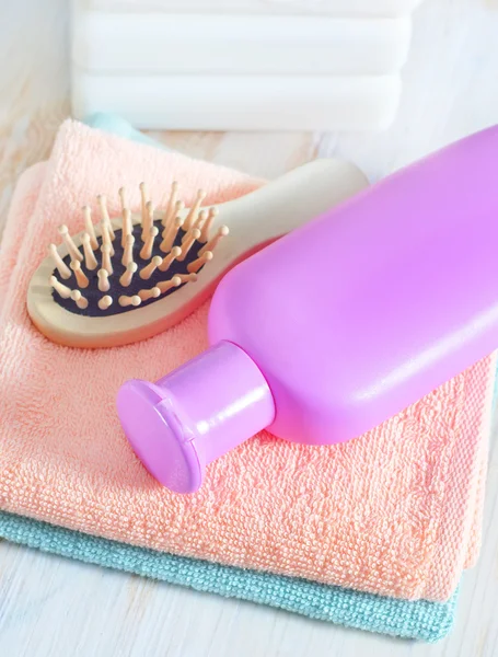 Color towels and shampoo — Stock Photo, Image