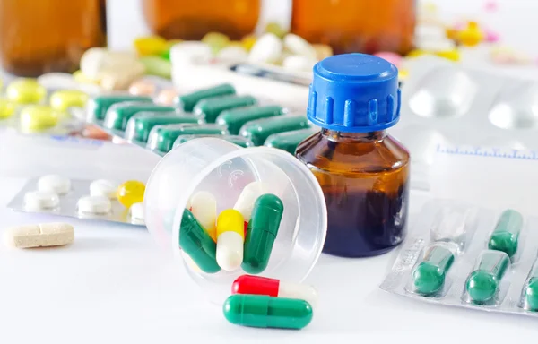 Pílulas de cor e garrafa médica — Fotografia de Stock