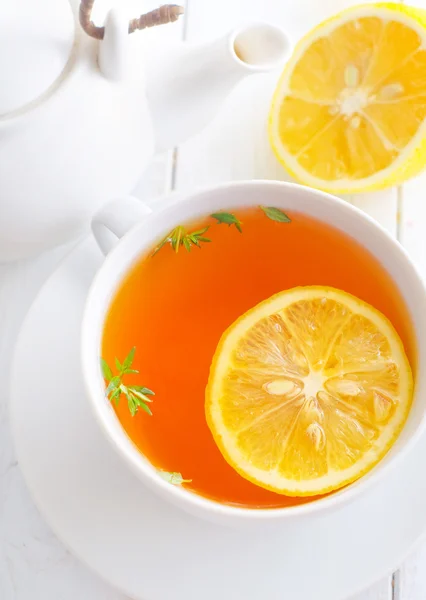 Frischer Tee mit Zitrone in der weißen Tasse — Stockfoto