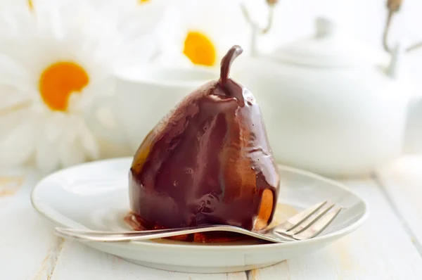 Груша с шоколадом, сладкая еда — стоковое фото