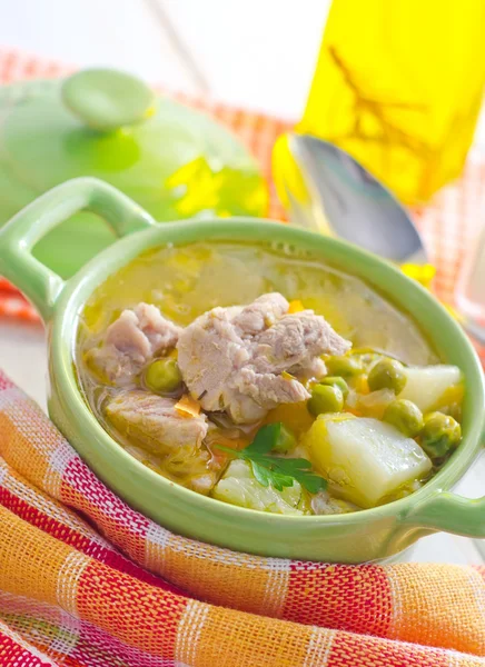 Soupe fraîche avec viande et légumes — Photo