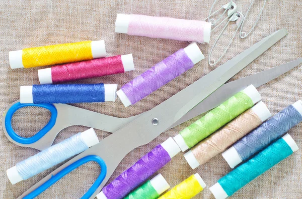 Vlákno a nůžky — Stock fotografie