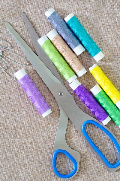 Thread and scissors — Stock Photo, Image