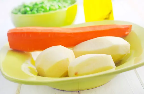 Frisches Gemüse, rohe Kartoffeln und Karotten — Stockfoto