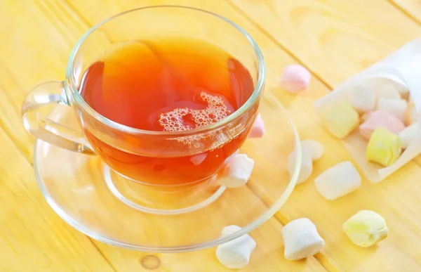 キャンディと新鮮な茶 — ストック写真