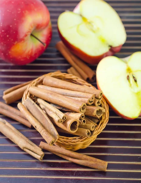 Apples and cinnamon — Stock Photo, Image