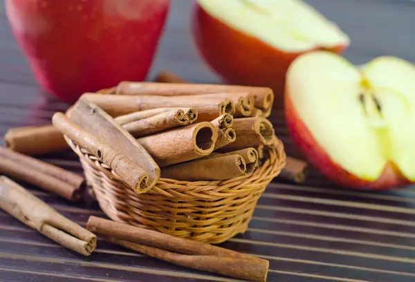 Manzanas y canela —  Fotos de Stock