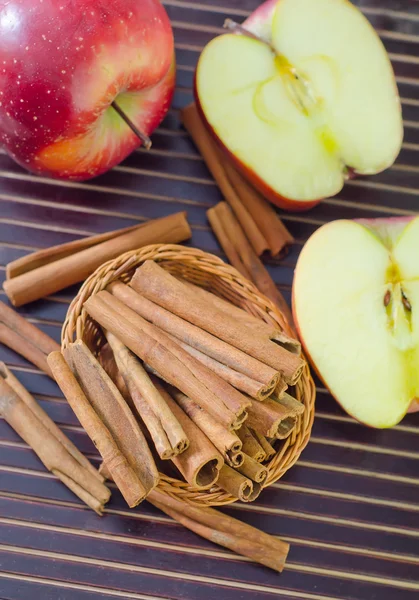 Manzanas y canela —  Fotos de Stock