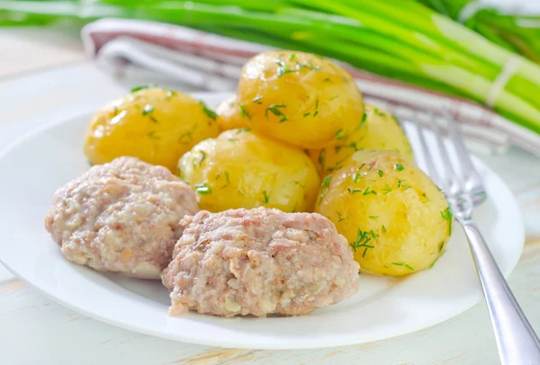 Batata e costeletas — Fotografia de Stock