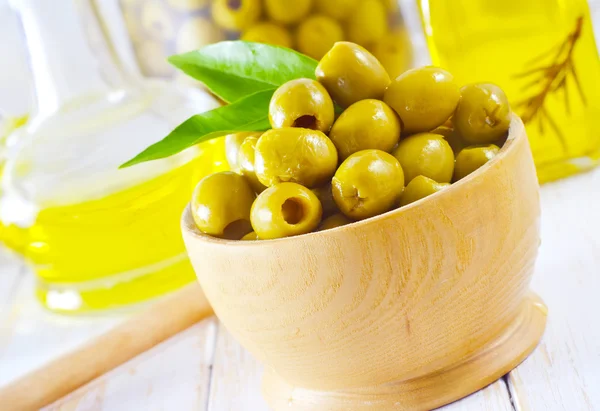 Olives vertes et huile — Photo