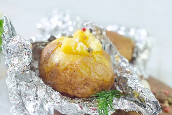 Запеченный картофель в фольге — стоковое фото