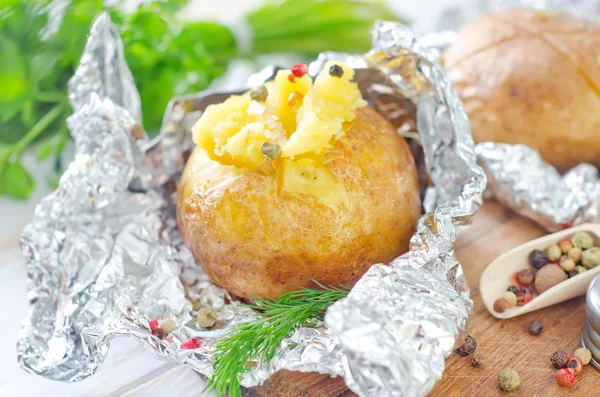 Gebakken aardappel in folie — Stockfoto