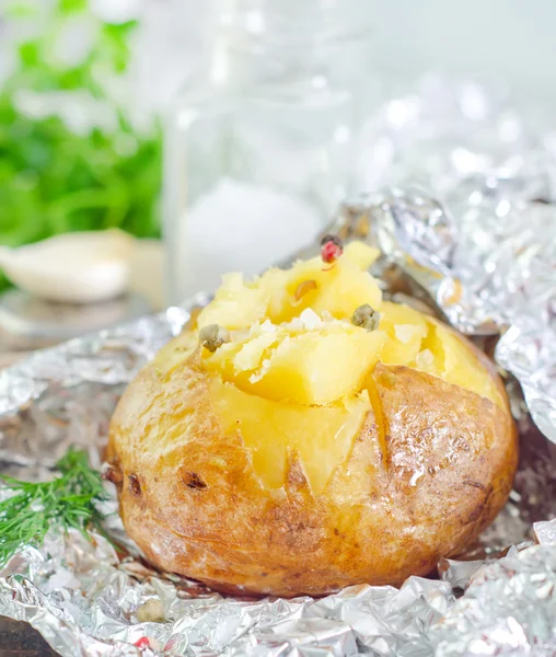 Pommes de terre cuites au four en feuille — Photo