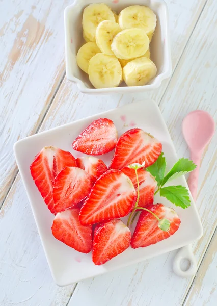 Erdbeeren und Bananen — Stockfoto