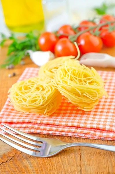 Ruwe pasta en tomaten — Stockfoto