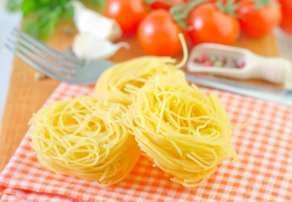 Сырая паста и помидоры — стоковое фото