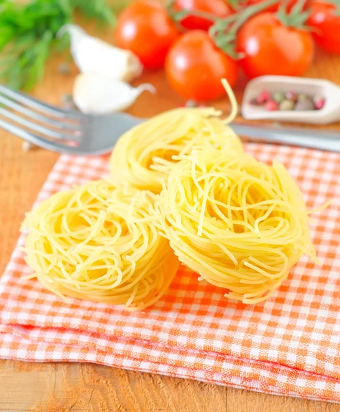 Massas alimentícias e tomates crus — Fotografia de Stock