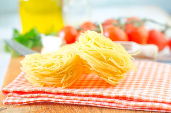 Rå pasta och tomater — Stockfoto