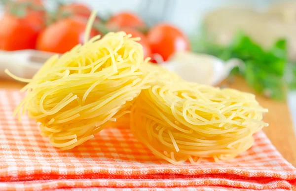 Raw pasta and tomatoes — Stock Photo, Image