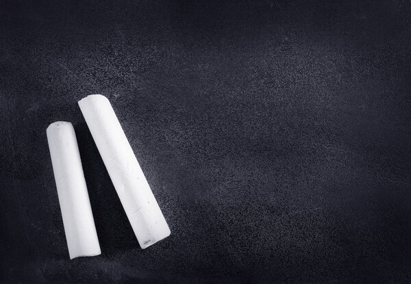 Черная доска и мел
