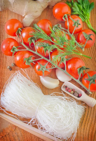 Rice noodles and tomatoes — Stock Photo, Image