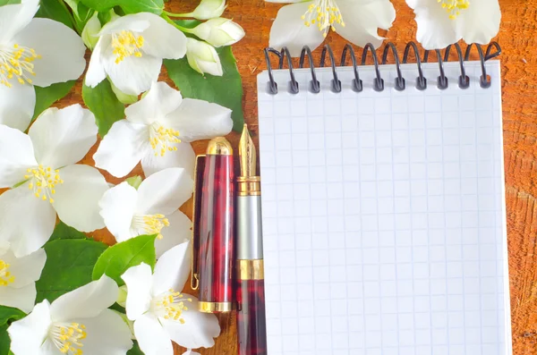 Note and flowers — Stock Photo, Image