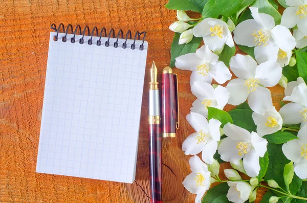 Note and flowers — Stock Photo, Image