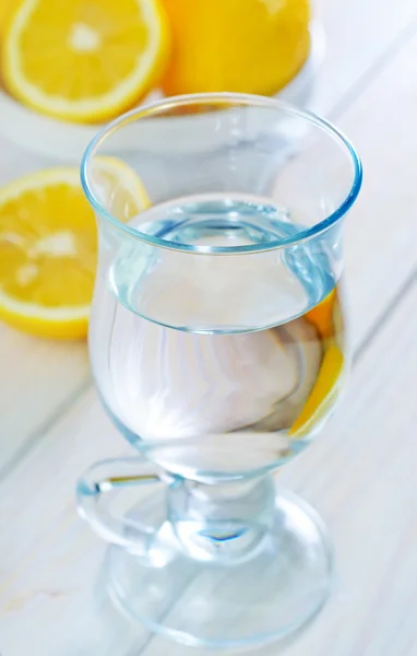 Вода с лимонами — стоковое фото